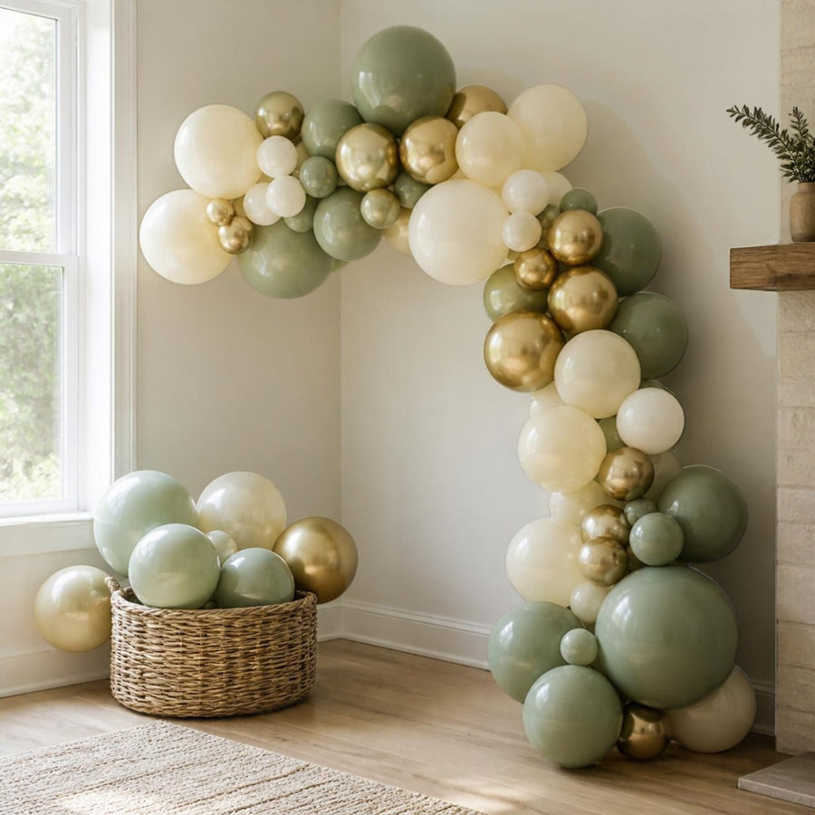 Kit d'arche de ballons sauge, ivoire et or à moitié monté, avec panier de ballons, dans un salon lumineux