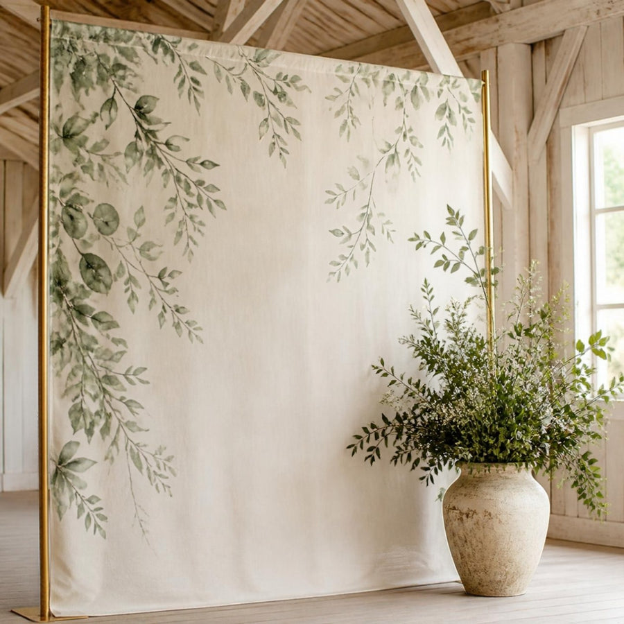 Large toile de fond de mariage ivoire aux feuilles sauge peintes à l'aquarelle sur cadre doré, dans une grange claire