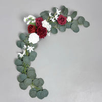 Composition de Fleurs pour Arche, Roses Bordeaux et Eucalyptus, vue d'ensemble