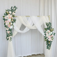 Compositions florales et voilages rustiques pour arche de mariage, pour une table d'honneur