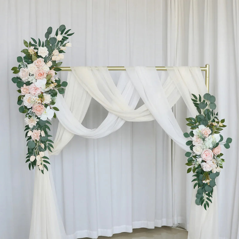 Compositions florales et voilages rustiques pour arche de mariage, pour une table d'honneur