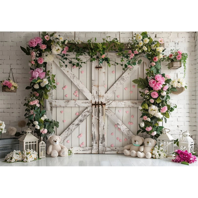 Toile de Fond Florale pour Photocall Mariage, porte de grange blanche, ours en peluche