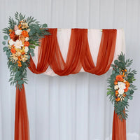 Compositions florales et voilages rustiques pour arche de mariage, pour l'allée de la cérémonie