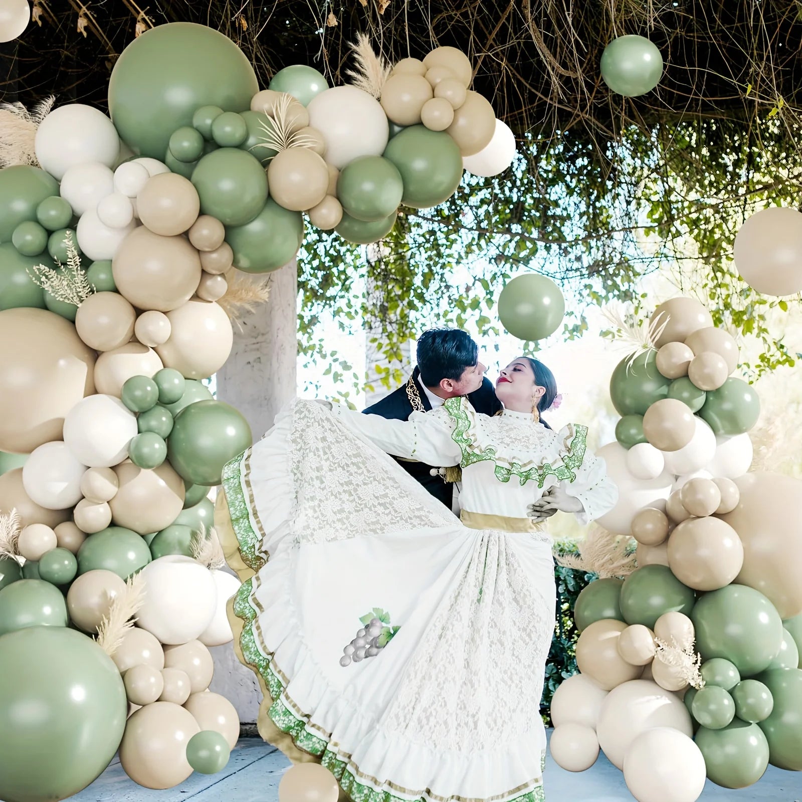 Kit Arche de Ballons Vert Sauge, Sable et Blanc, 120 Pièces, vue d'ensemble