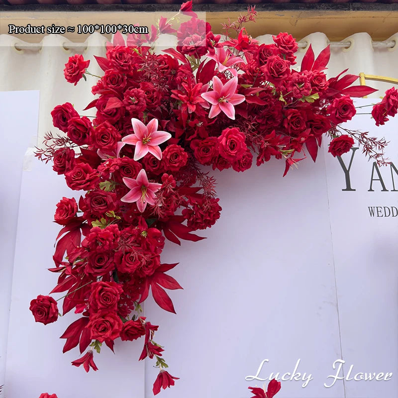Fleurs Rouges pour Fond de Mariage, Roses, Lys et Anthuriums, rangée d'angle triangulaire, 100 × 100 × 30 cm