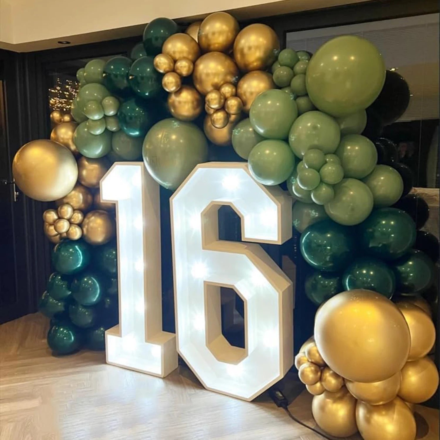 Kit arche de ballons vert foncé, vert sauge et or chromé, kit complet pour décoration de fête