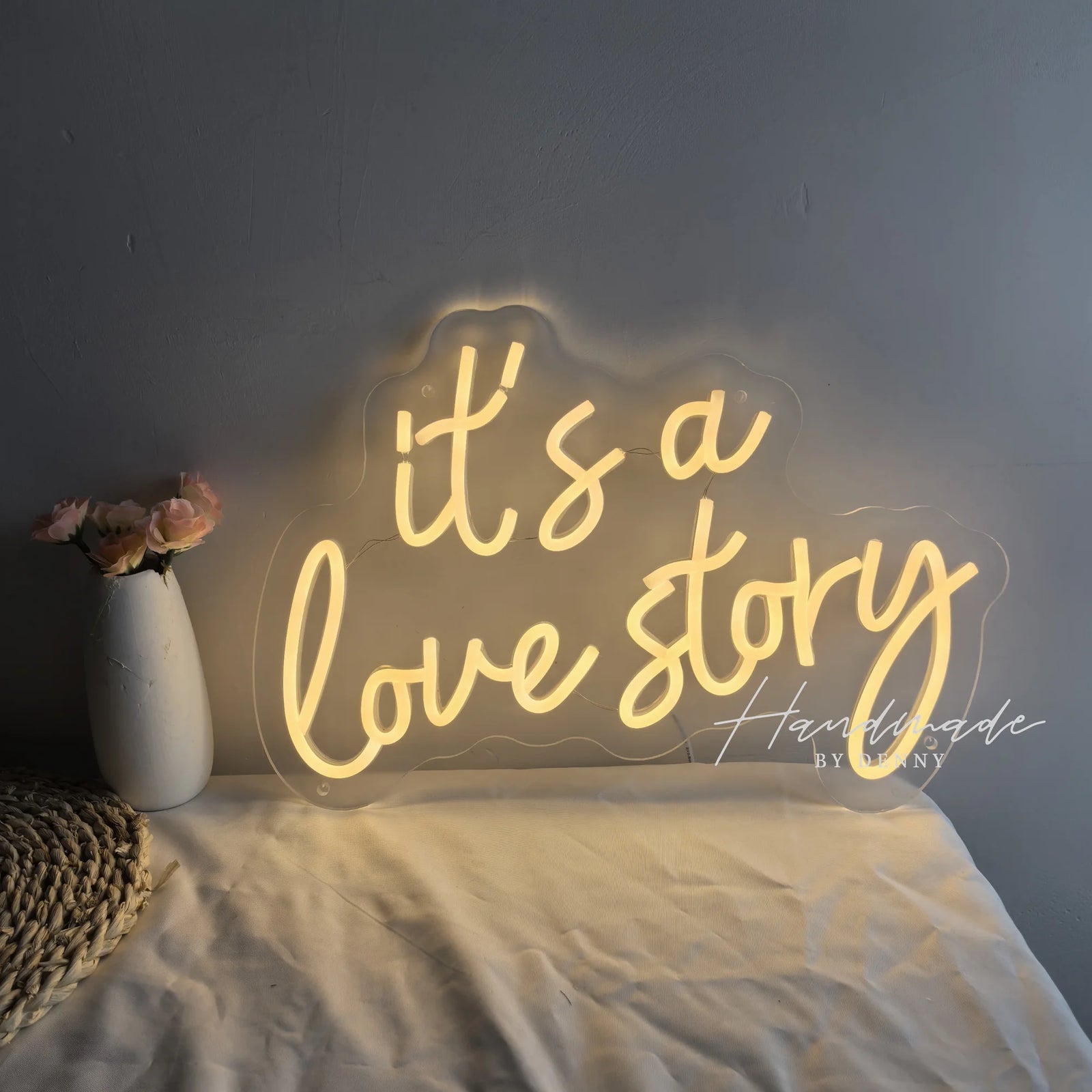 Néon Mural « It's a Love Story » Blanc Chaud, 38 x 29 cm, vue d'ensemble