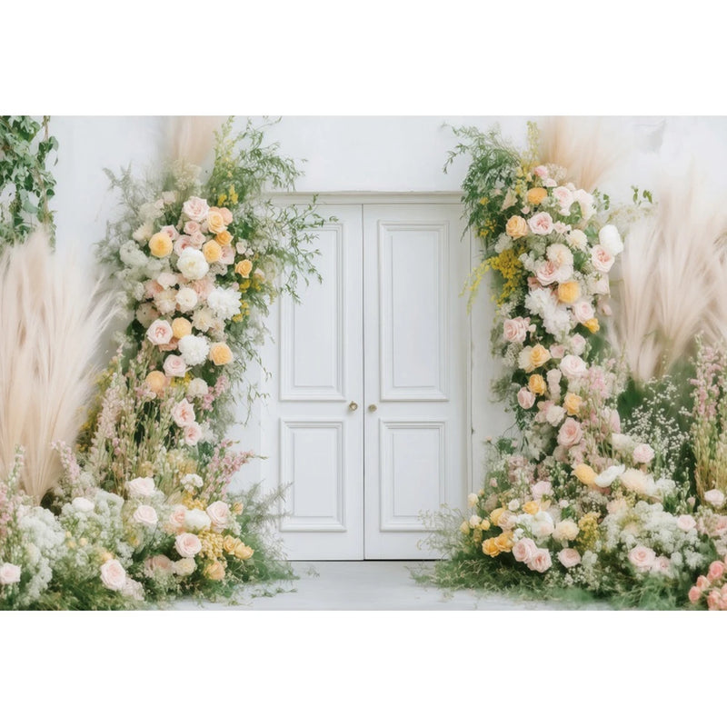 Toile de Fond Florale pour Photocall Mariage, porte blanche, colonne de roses et pampa