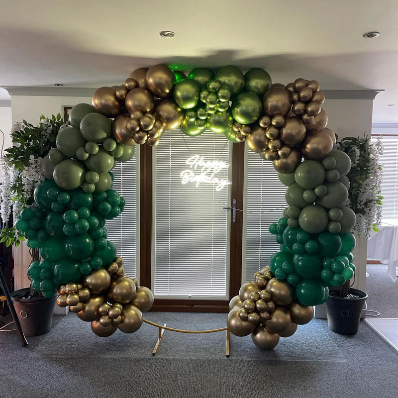 Kit arche de ballons vert foncé, vert sauge et or chromé, pour décorer une arche, une table ou une entrée