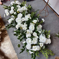 Fleurs pour Arche de Mariage, Rangée Florale 60, 100 ou 200 cm, coloris blanc et feuillage vert foncé, roses