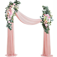 Compositions florales et voilages rustiques pour arche de mariage