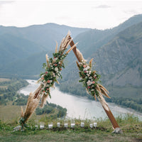 Arche de mariage en bois triangulaire champêtre, pour encadrer la cérémonie