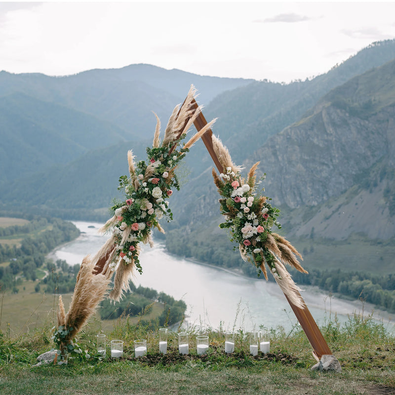 Arche de mariage en bois triangulaire champêtre, pour encadrer la cérémonie